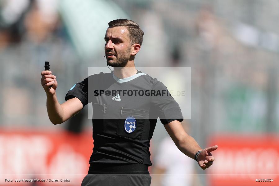 gibt Anweisungen, Schiedsrichter, Tobias Wittmann, FLYERALARM Arena, Würzburg, 06.08.2022, BFV, sport, action, Fussball, August 2022, Saison 2022/2023, RLB, Regionalliga Bayern, ANS, FWK, SpVgg Ansbach, FC Würzburger Kickers - Bild-ID: 2336534