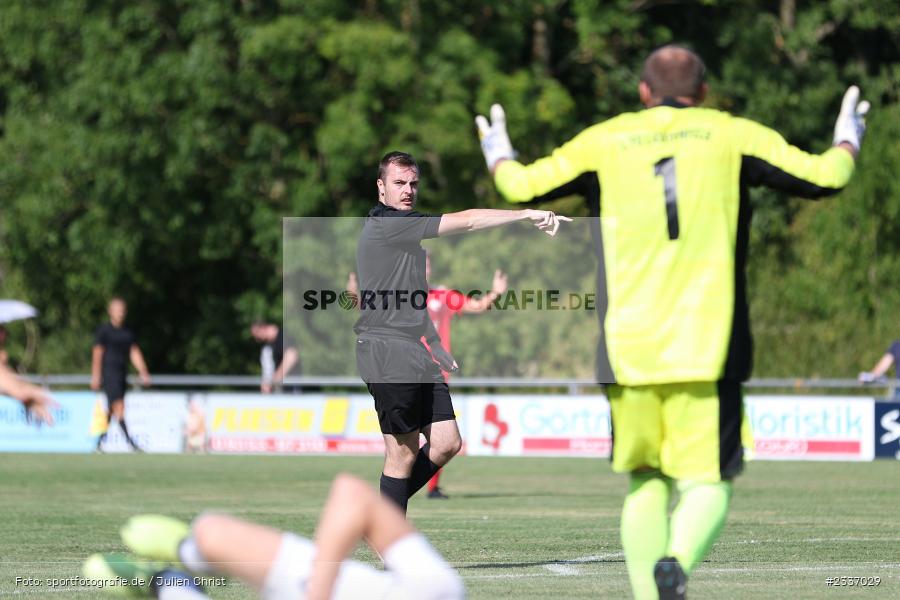 Elfmeter, Schiedsrichter, Manuel Doneff, Sportgelände, Karlburg, 13.08.2022, BFV, sport, action, Fussball, August 2022, Saison 2022/2023, Landesliga Nordwest, FCL, TSV, 1. FC Lichtenfels, TSV Karlburg - Bild-ID: 2337029