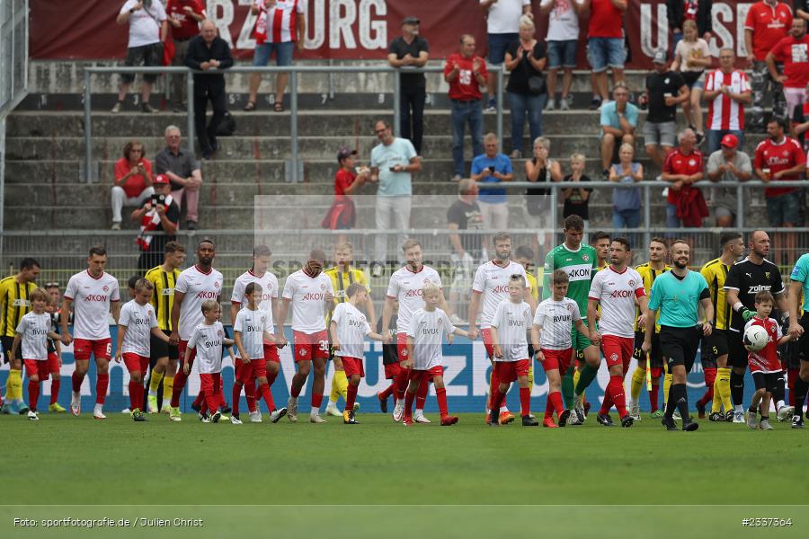 Einlaufkinder, FLYERALARM Arena, Würzburg, 19.08.2022, BFV, sport, action, Fussball, August 2022, Saison 2022/2023, RLB, 7. Spieltag, Regionalliga Bayern, VIL, DJK, FWK, DJK Vilzing, FC Würzburger Kickers - Bild-ID: 2337364