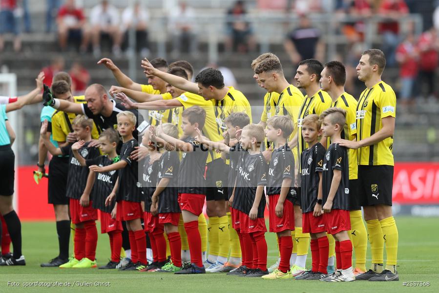 Einlaufkinder, FLYERALARM Arena, Würzburg, 19.08.2022, BFV, sport, action, Fussball, August 2022, Saison 2022/2023, RLB, 7. Spieltag, Regionalliga Bayern, VIL, DJK, FWK, DJK Vilzing, FC Würzburger Kickers - Bild-ID: 2337368