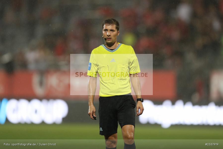 Schiedsrichter, Jürgen Steckermeier, FLYERALARM Arena, Würzburg, 26.08.2022, BFV, sport, action, Fussball, August 2022, Saison 2022/2023, 9. Spieltag, Regionalliga Bayern, UHA, FWK, SpVgg Unterhaching, FC Würzburger Kickers - Bild-ID: 2337919