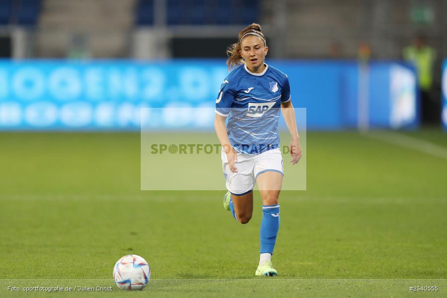 Katharina Naschenweng, PreZero Arena, Sinsheim, 24.09.2022, DFB, sport, action, Fussball, September 2022, Saison 2022/2023, 2. Spieltag, Die Liga, FLYERALARM Frauen-Bundesliga, VFL, TSG, VfL Wolfsburg, TSG Hoffenheim - Bild-ID: 2340555