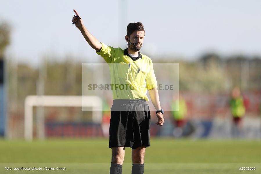 Schiedsrichter, Peter Schweigert, KRE Sportpark, Würzburg, 09.10.2022, sport, action, BFV, Fussball, Oktober 2022, Saison 2022/2023, SSV, FWK, A-Junioren, U19 Bayernliga, SSV Jahn Regensburg, FC Würzburger Kickers - Bild-ID: 2342863