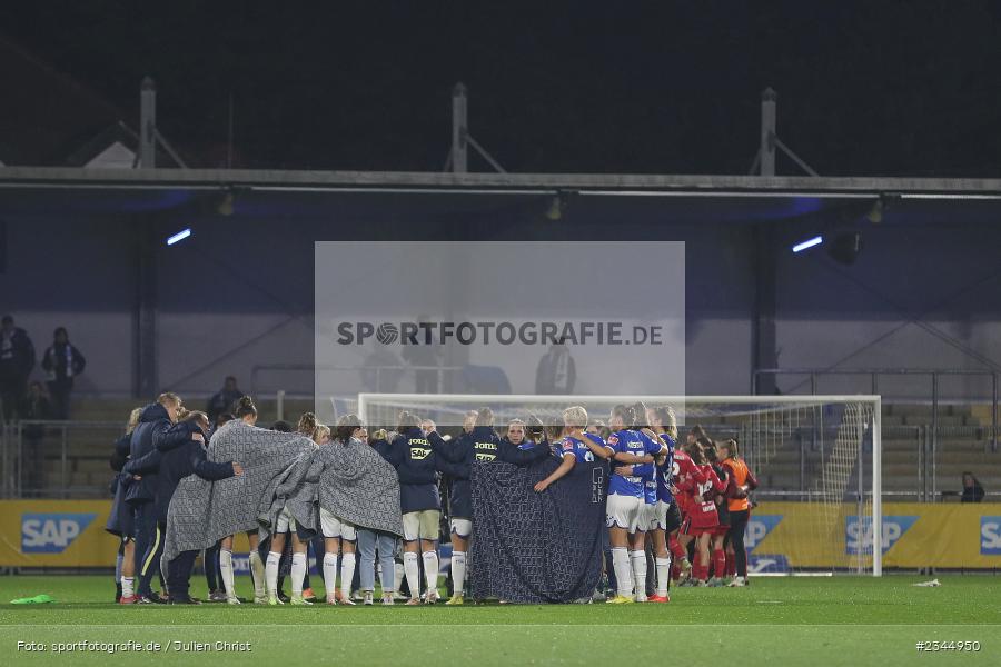 Mannschaftskreis, Dietmar-Hopp-Stadion, Hoffenheim, 04.11.2022, sport, action, DFB, Fussball, November 2022, Saison 2022/2023, 7. Spieltag, FLYERALARM Frauen-Bundesliga, B04, TSG, Bayer 04 Leverkusen, TSG Hoffenheim - Bild-ID: 2344950