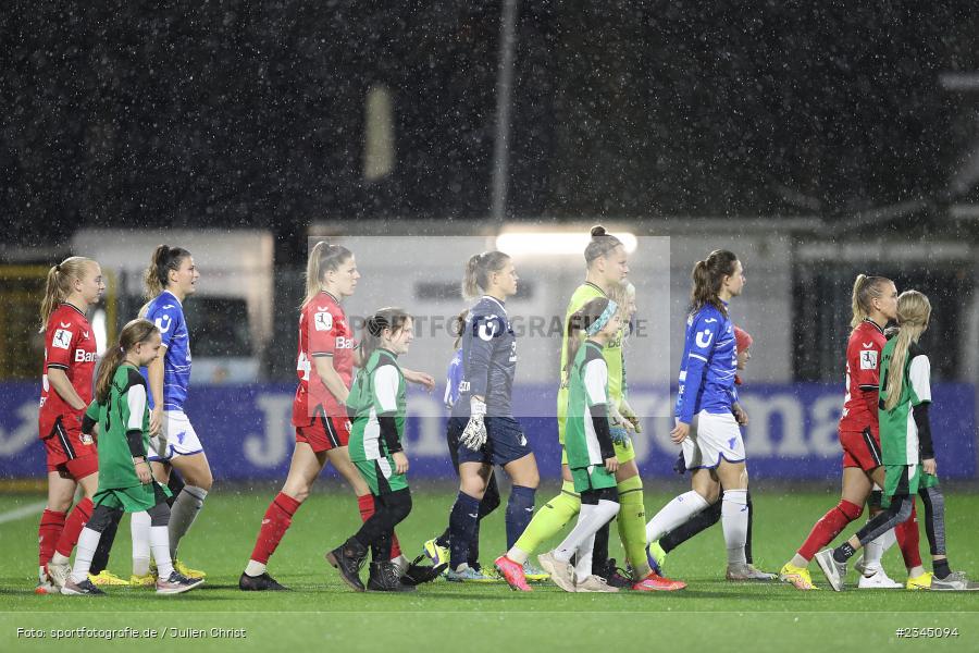 Einlaufkinder, Dietmar-Hopp-Stadion, Hoffenheim, 04.11.2022, sport, action, DFB, Fussball, November 2022, Saison 2022/2023, 7. Spieltag, FLYERALARM Frauen-Bundesliga, B04, TSG, Bayer 04 Leverkusen, TSG Hoffenheim - Bild-ID: 2345094