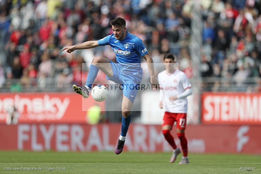 Yannick Glessing, AKON Arena, Würzburg, 10.04.2023, sport, action, BFV, Fussball, 30. Spieltag, Regionalliga Bayern, FVI, FWK, FV Illertissen, FC Würzburger Kickers - Bild-ID: 2358257