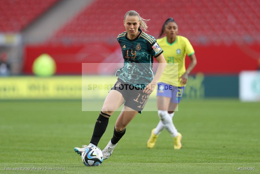 Klara Bühl, Max-Morlock-Stadion, Nürnberg, 12.04.2023, sport, action, Fussball, DFB, FIFA, UEFA, Freundschaftsspiel, BRA, GER, Frauen-Nationalmannschaft, Brasilien, Deutschland - Bild-ID: 2359280