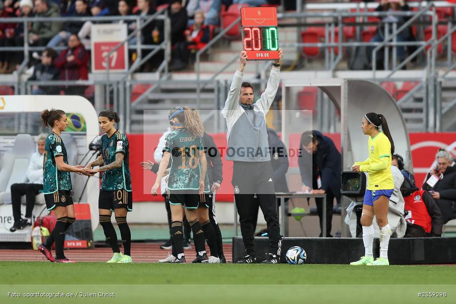 Dzsenifer Marozsán, Max-Morlock-Stadion, Nürnberg, 12.04.2023, sport, action, Fussball, DFB, FIFA, UEFA, Freundschaftsspiel, BRA, GER, Frauen-Nationalmannschaft, Brasilien, Deutschland - Bild-ID: 2359298 Dzsenifer Marozsán, Max-Morlock-Stadion, Nürnberg, 12.04.2023, sport, action, Fussball, DFB, FIFA, UEFA, Freundschaftsspiel, BRA, GER, Frauen-Nationalmannschaft, Brasilien, Deutschland - Bild-ID: 2359298