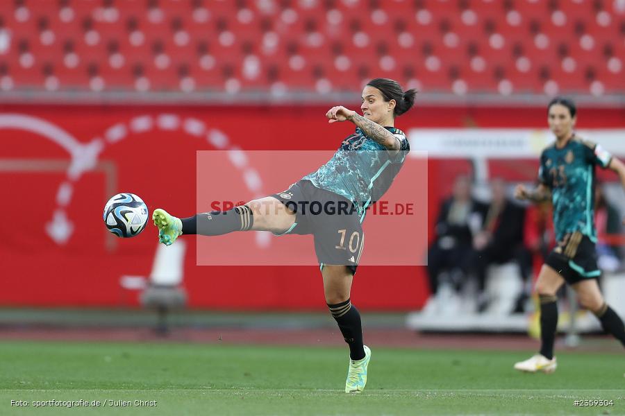 Dzsenifer Marozsán, Max-Morlock-Stadion, Nürnberg, 12.04.2023, sport, action, Fussball, DFB, FIFA, UEFA, Freundschaftsspiel, BRA, GER, Frauen-Nationalmannschaft, Brasilien, Deutschland - Bild-ID: 2359304