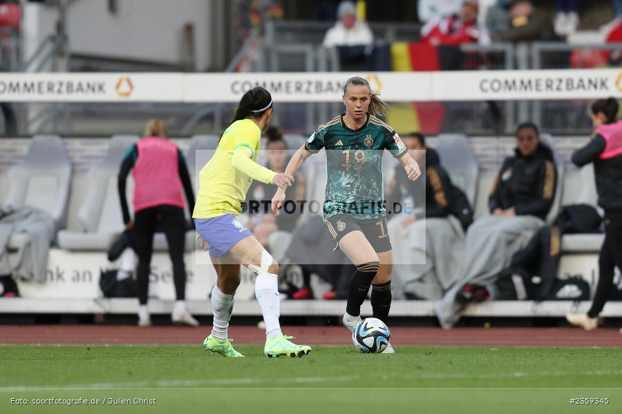 Klara Bühl, Max-Morlock-Stadion, Nürnberg, 12.04.2023, sport, action, Fussball, DFB, FIFA, UEFA, Freundschaftsspiel, BRA, GER, Frauen-Nationalmannschaft, Brasilien, Deutschland - Bild-ID: 2359345