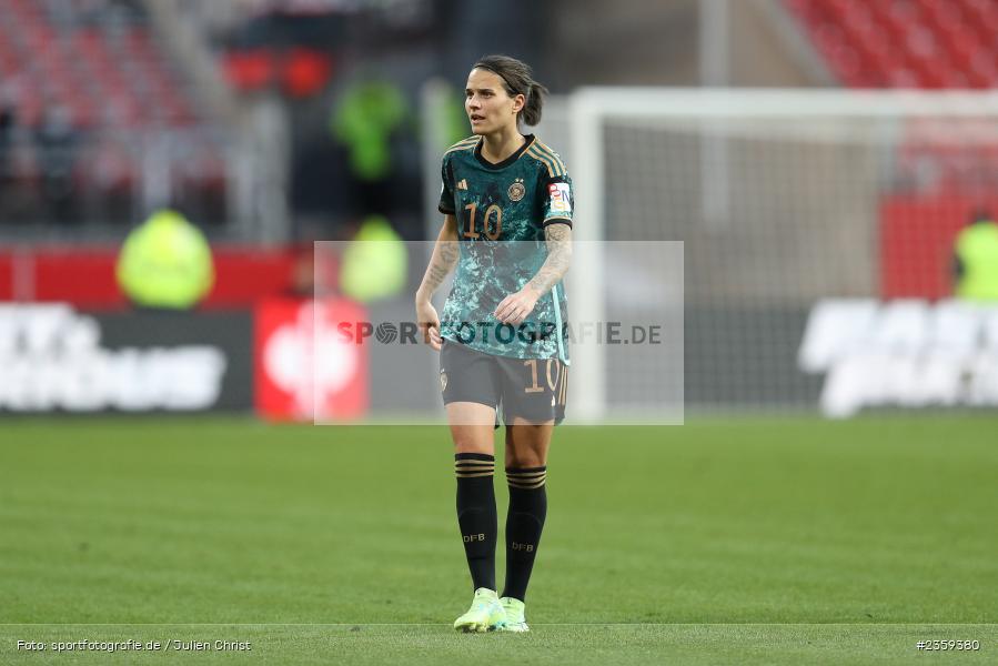 Dzsenifer Marozsán, Max-Morlock-Stadion, Nürnberg, 12.04.2023, sport, action, Fussball, DFB, FIFA, UEFA, Freundschaftsspiel, BRA, GER, Frauen-Nationalmannschaft, Brasilien, Deutschland - Bild-ID: 2359380