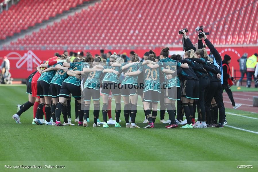Mannschaftskreis, Max-Morlock-Stadion, Nürnberg, 12.04.2023, sport, action, Fussball, DFB, FIFA, UEFA, Freundschaftsspiel, BRA, GER, Frauen-Nationalmannschaft, Brasilien, Deutschland - Bild-ID: 2359572
