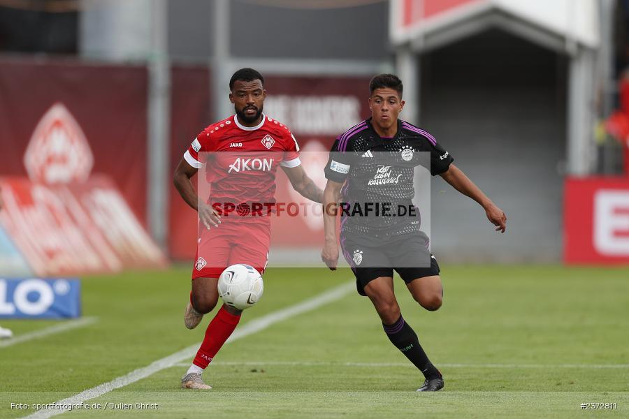 Fabrice Montcheu, AKON Arena, Würzburg, 06.08.2023, sport, action, BFV, Fussball, Saison 2023/2024, 3. Spieltag, Regionalliga Bayern, FCB, FWK, FC Bayern München II, FC Würzburger Kickers - Bild-ID: 2372811
