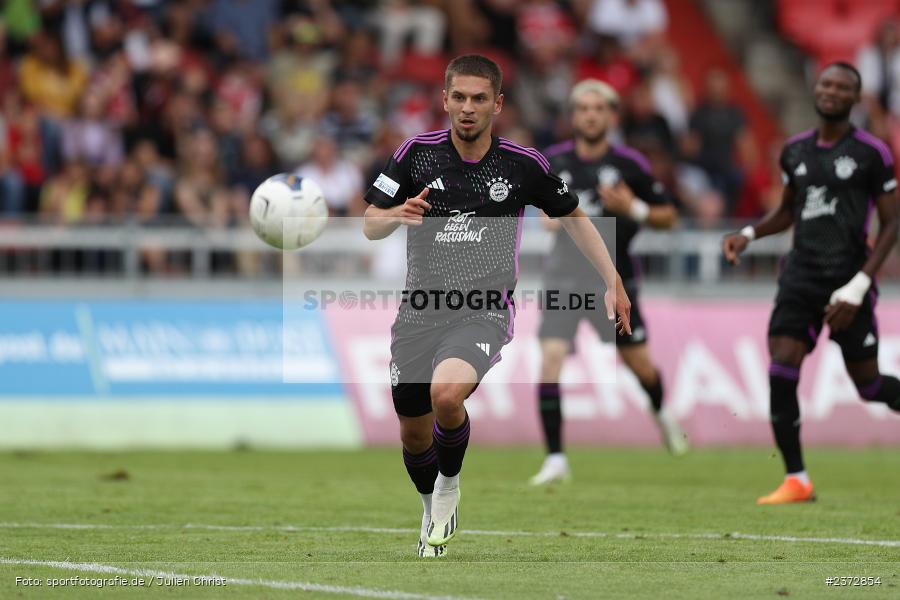 Leon Fust, AKON Arena, Würzburg, 06.08.2023, sport, action, BFV, Fussball, Saison 2023/2024, 3. Spieltag, Regionalliga Bayern, FCB, FWK, FC Bayern München II, FC Würzburger Kickers - Bild-ID: 2372854