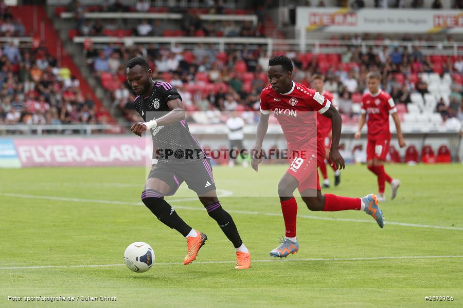 Desire Segbe Azankpo, AKON Arena, Würzburg, 06.08.2023, sport, action, BFV, Fussball, Saison 2023/2024, 3. Spieltag, Regionalliga Bayern, FCB, FWK, FC Bayern München II, FC Würzburger Kickers - Bild-ID: 2372986