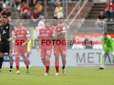 Fotos von FC Würzburger Kickers - FC Bayern München II auf sportfotografie.de