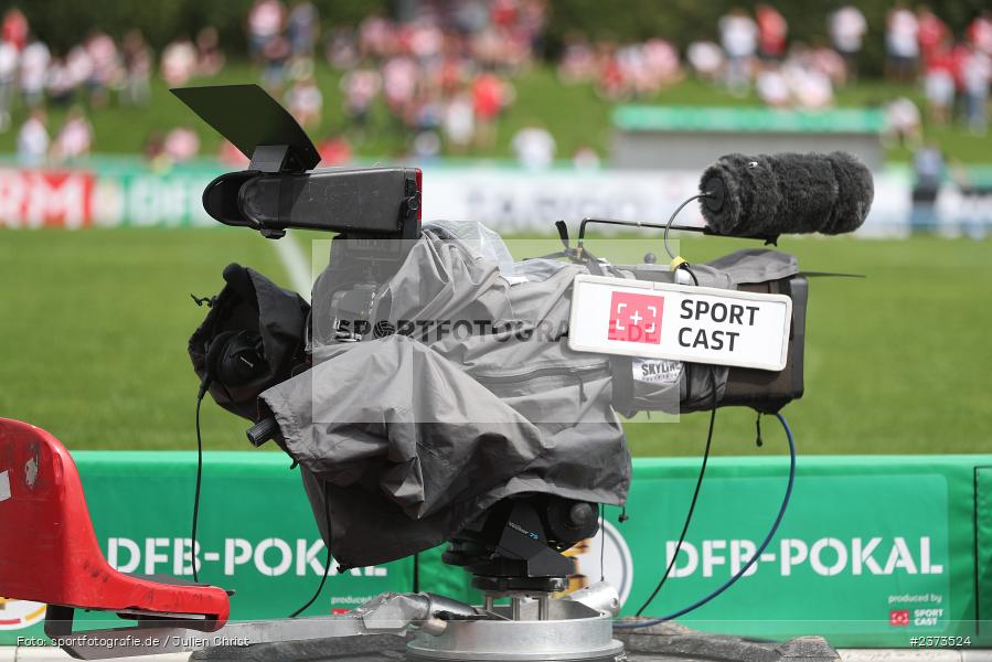 Symbolbild, Sportcast, TV Kamera, Vöhlinstadion, Illertissen, 13.08.2023, sport, action, DFB, Fussball, Saison 2023/2024, 1. Runde, DFB Pokal, F95, FVI, Fortuna Düsseldorf, FV Illertissen - Bild-ID: 2373524