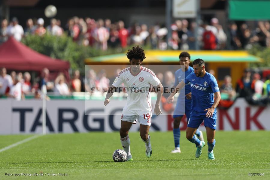 Emmanuel Iyoha, Vöhlinstadion, Illertissen, 13.08.2023, sport, action, DFB, Fussball, Saison 2023/2024, 1. Runde, DFB Pokal, F95, FVI, Fortuna Düsseldorf, FV Illertissen - Bild-ID: 2373814