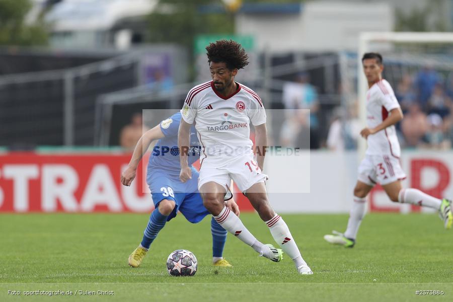 Emmanuel Iyoha, Vöhlinstadion, Illertissen, 13.08.2023, sport, action, DFB, Fussball, Saison 2023/2024, 1. Runde, DFB Pokal, F95, FVI, Fortuna Düsseldorf, FV Illertissen - Bild-ID: 2373886
