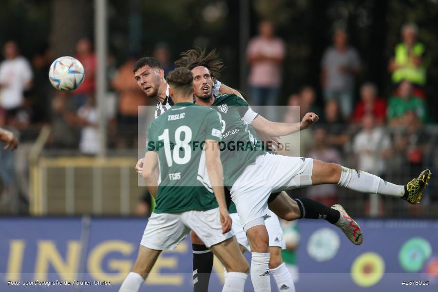 Lukas Billick, sport, action, Willy-Sachs-Stadion, Schweinfurt, Saison 2023/2024, SVW, SV Wacker Burghausen, Regionalliga Bayern, Fussball, FCS, BFV, 9. Spieltag, 1. FC Schweinfurt 1905, 08.09.2023 - Bild-ID: 2378025