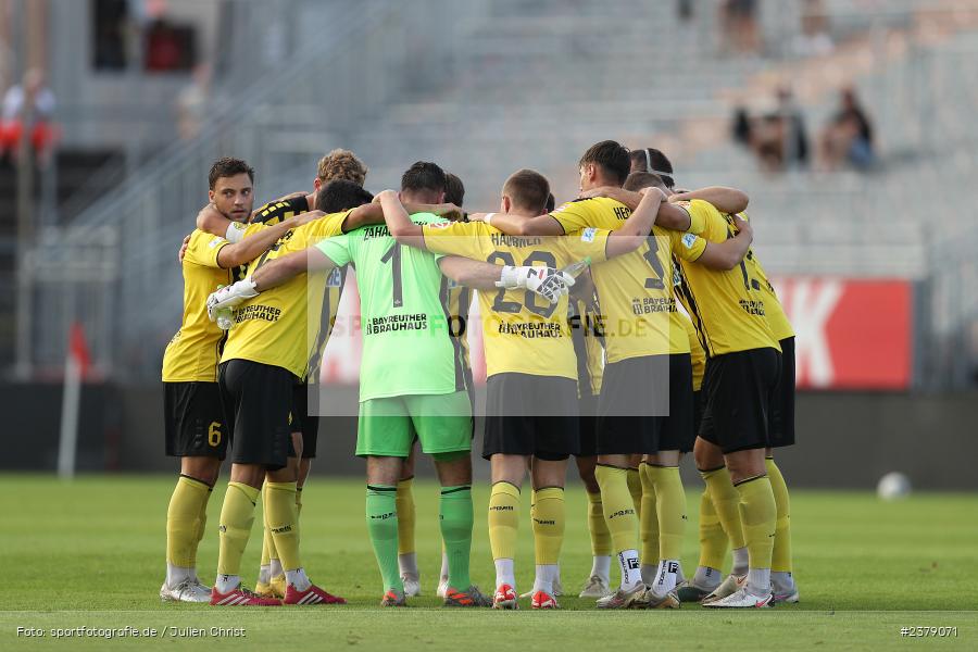 Mannschaftskreis, FLYERALARM Arena, Würzburg, 12.09.2023, sport, action, BFV, Fussball, Saison 2023/2024, Achtelfinale, Toto-Pokal, BAY, FWK, SpVgg Bayreuth, FC Würzburger Kickers - Bild-ID: 2379071