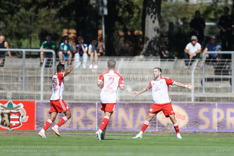 Team, Dion Berisha, Willy-Sachs-Stadion, Schweinfurt, 16.09.2023, sport, action, BFV, Fussball, Saison 2023/2024, 10. Spieltag, Regionalliga Bayern, FCB, FCS, FC Bayern München II, 1. FC Schweinfurt 1905 - Bild-ID: 2379715