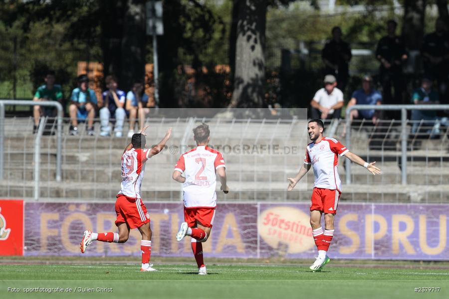 Team, Dion Berisha, Willy-Sachs-Stadion, Schweinfurt, 16.09.2023, sport, action, BFV, Fussball, Saison 2023/2024, 10. Spieltag, Regionalliga Bayern, FCB, FCS, FC Bayern München II, 1. FC Schweinfurt 1905 - Bild-ID: 2379717
