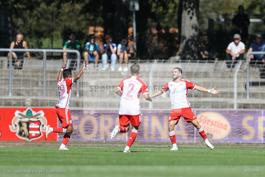 Team, Dion Berisha, Willy-Sachs-Stadion, Schweinfurt, 16.09.2023, sport, action, BFV, Fussball, Saison 2023/2024, 10. Spieltag, Regionalliga Bayern, FCB, FCS, FC Bayern München II, 1. FC Schweinfurt 1905 - Bild-ID: 2379719