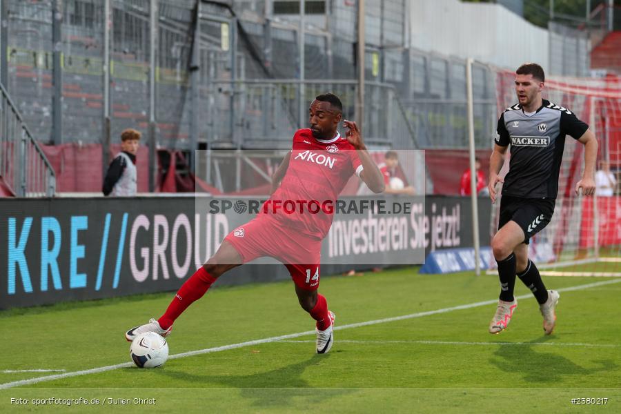 Saliou Sané, sport, action, Würzburg, Saison 2023/2024, SVW, SV Wacker Burghausen, Regionalliga Bayern, Fussball, FWK, FC Würzburger Kickers, BFV, AKON Arena, 22.09.2023, 11. Spieltag - Bild-ID: 2380217