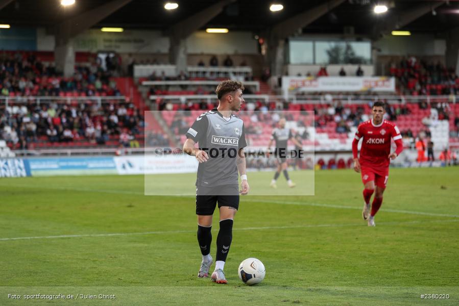 Denis Ade, sport, action, Würzburg, Saison 2023/2024, SVW, SV Wacker Burghausen, Regionalliga Bayern, Fussball, FWK, FC Würzburger Kickers, BFV, AKON Arena, 22.09.2023, 11. Spieltag - Bild-ID: 2380220