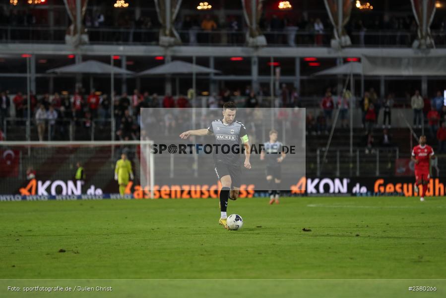 Christoph Schulz, sport, action, Würzburg, Saison 2023/2024, SVW, SV Wacker Burghausen, Regionalliga Bayern, Fussball, FWK, FC Würzburger Kickers, BFV, AKON Arena, 22.09.2023, 11. Spieltag - Bild-ID: 2380266