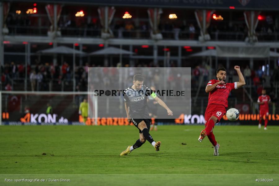 Christoph Schulz, sport, action, Würzburg, Saison 2023/2024, SVW, SV Wacker Burghausen, Regionalliga Bayern, Fussball, FWK, FC Würzburger Kickers, BFV, AKON Arena, 22.09.2023, 11. Spieltag - Bild-ID: 2380269