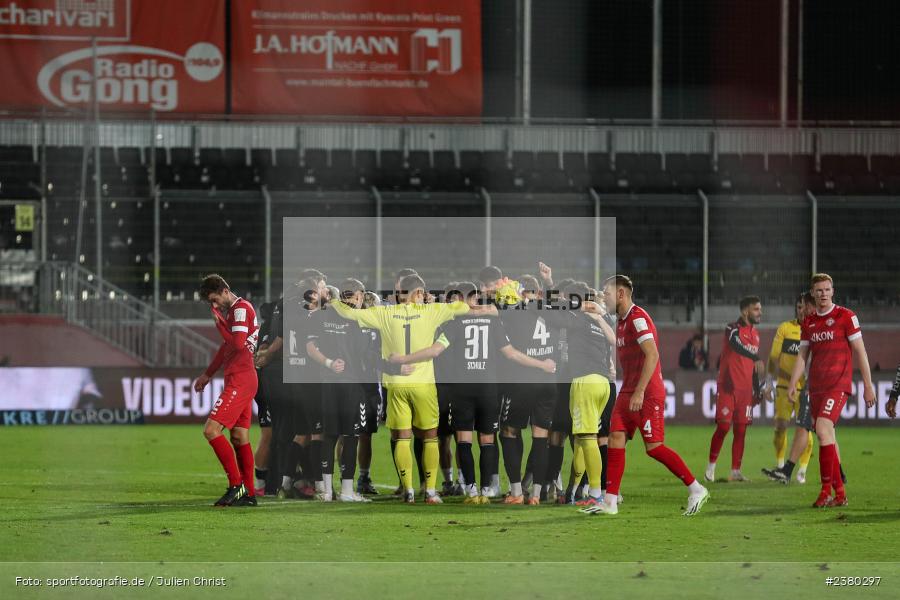 Mannschaftskreis, sport, action, Würzburg, Saison 2023/2024, SVW, SV Wacker Burghausen, Regionalliga Bayern, Fussball, FWK, FC Würzburger Kickers, BFV, AKON Arena, 22.09.2023, 11. Spieltag - Bild-ID: 2380297