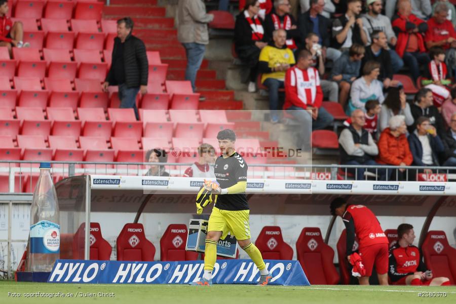 Justin Hille, sport, action, Würzburg, Saison 2023/2024, SVW, SV Wacker Burghausen, Regionalliga Bayern, Fussball, FWK, FC Würzburger Kickers, BFV, AKON Arena, 22.09.2023, 11. Spieltag - Bild-ID: 2380370