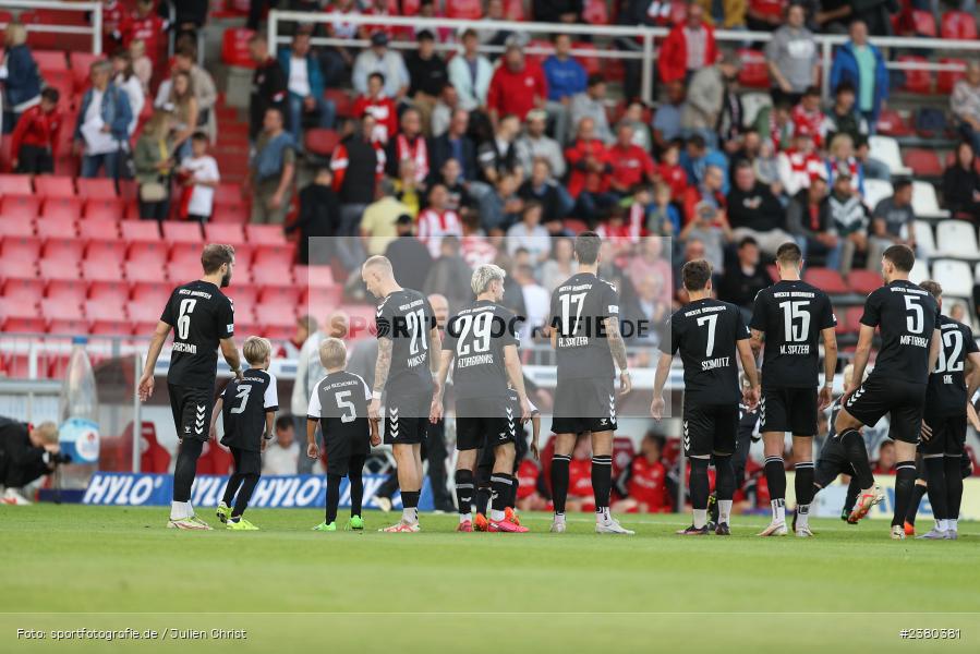 sport, action, Würzburg, Saison 2023/2024, SVW, SV Wacker Burghausen, Regionalliga Bayern, Fussball, FWK, FC Würzburger Kickers, BFV, AKON Arena, 22.09.2023, 11. Spieltag - Bild-ID: 2380381