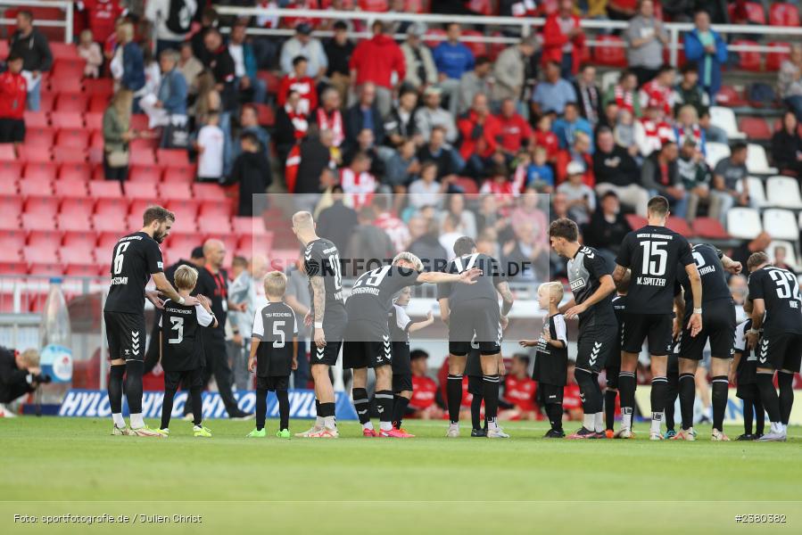 sport, action, Würzburg, Saison 2023/2024, SVW, SV Wacker Burghausen, Regionalliga Bayern, Fussball, FWK, FC Würzburger Kickers, BFV, AKON Arena, 22.09.2023, 11. Spieltag - Bild-ID: 2380382
