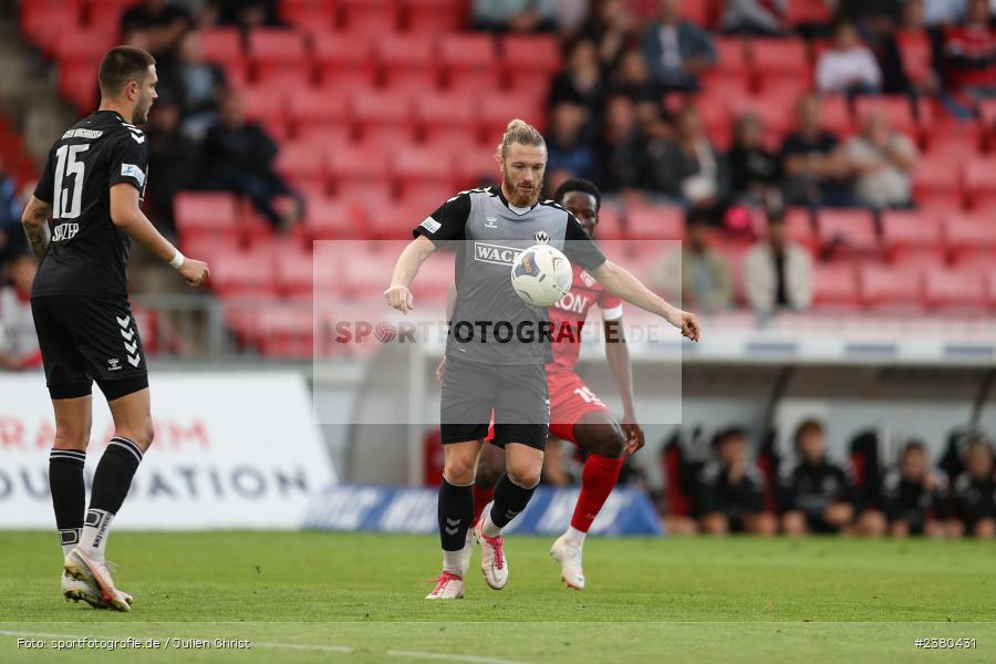 Moritz Sommerauer, sport, action, Würzburg, Saison 2023/2024, SVW, SV Wacker Burghausen, Regionalliga Bayern, Fussball, FWK, FC Würzburger Kickers, BFV, AKON Arena, 22.09.2023, 11. Spieltag - Bild-ID: 2380431