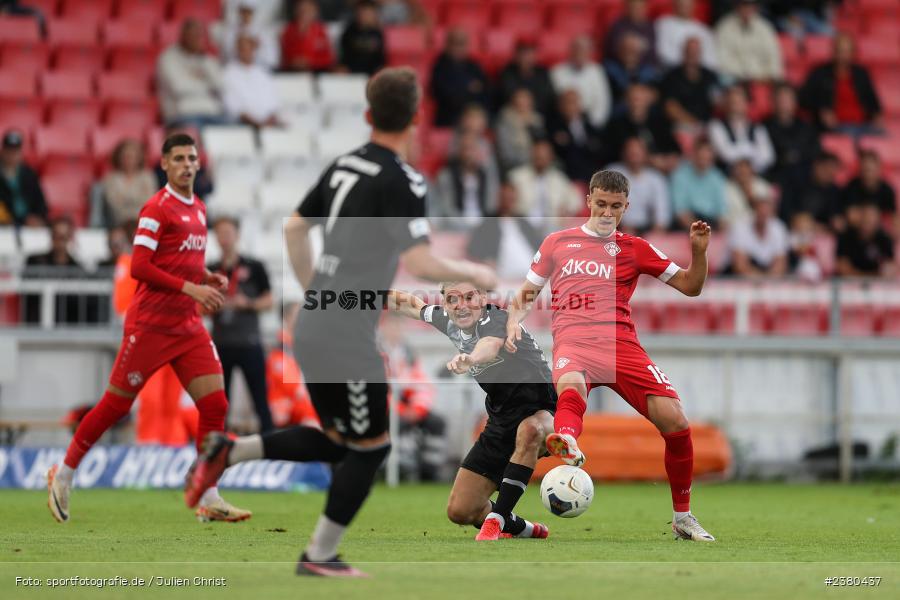 Alexander Fabian Bazdrigiannis, sport, action, Würzburg, Saison 2023/2024, SVW, SV Wacker Burghausen, Regionalliga Bayern, Fussball, FWK, FC Würzburger Kickers, BFV, AKON Arena, 22.09.2023, 11. Spieltag - Bild-ID: 2380437