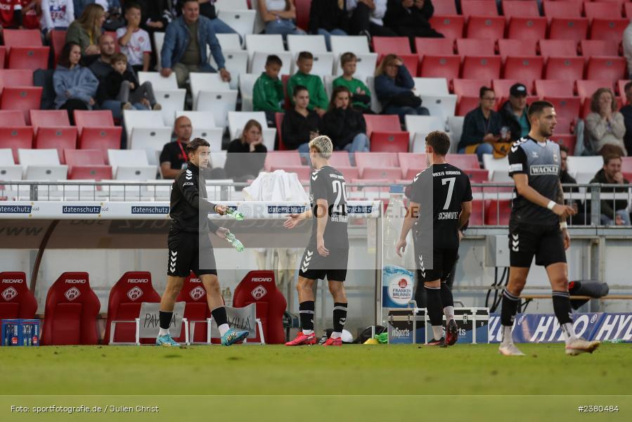 Edin Hyseni, sport, action, Würzburg, Saison 2023/2024, SVW, SV Wacker Burghausen, Regionalliga Bayern, Fussball, FWK, FC Würzburger Kickers, BFV, AKON Arena, 22.09.2023, 11. Spieltag - Bild-ID: 2380484