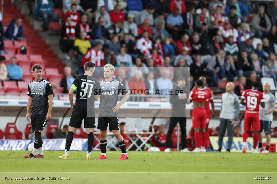 Alexander Fabian Bazdrigiannis, sport, action, Würzburg, Saison 2023/2024, SVW, SV Wacker Burghausen, Regionalliga Bayern, Fussball, FWK, FC Würzburger Kickers, BFV, AKON Arena, 22.09.2023, 11. Spieltag - Bild-ID: 2380487