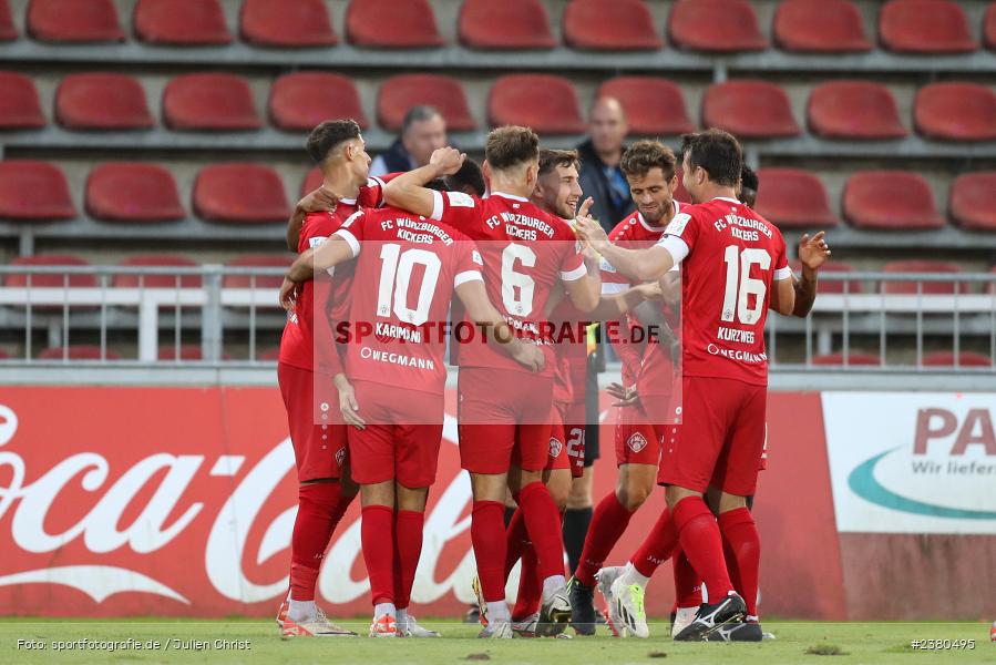 Team, Benjika Caciel, sport, action, Würzburg, Saison 2023/2024, SVW, SV Wacker Burghausen, Regionalliga Bayern, Fussball, FWK, FC Würzburger Kickers, BFV, AKON Arena, 22.09.2023, 11. Spieltag - Bild-ID: 2380495