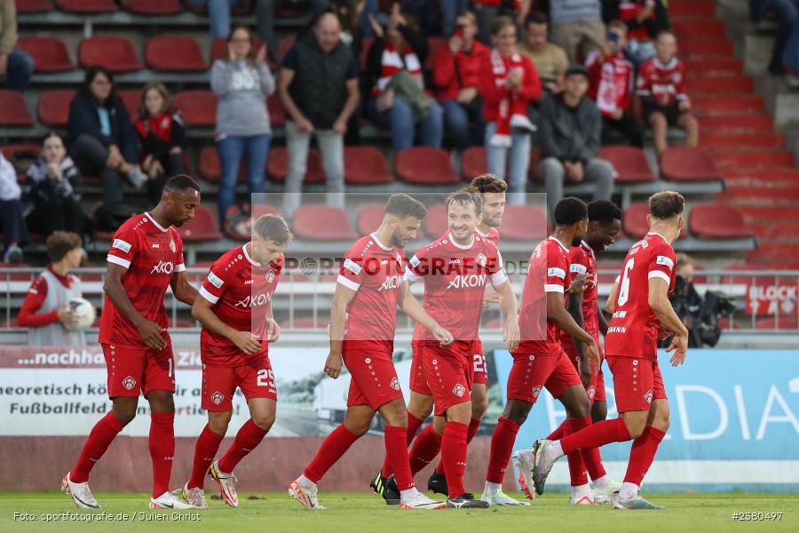 Team, Benjika Caciel, sport, action, Würzburg, Saison 2023/2024, SVW, SV Wacker Burghausen, Regionalliga Bayern, Fussball, FWK, FC Würzburger Kickers, BFV, AKON Arena, 22.09.2023, 11. Spieltag - Bild-ID: 2380497