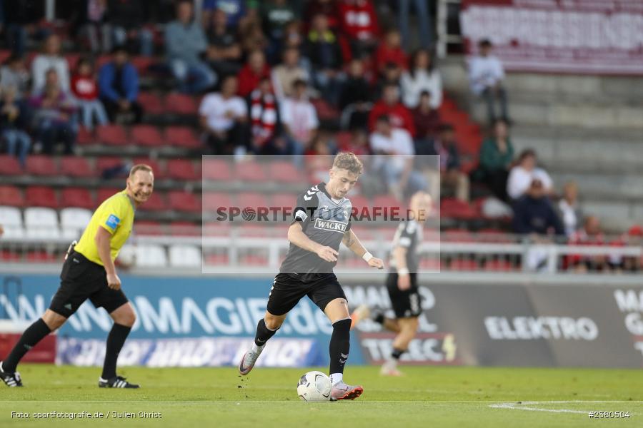 Denis Ade, sport, action, Würzburg, Saison 2023/2024, SVW, SV Wacker Burghausen, Regionalliga Bayern, Fussball, FWK, FC Würzburger Kickers, BFV, AKON Arena, 22.09.2023, 11. Spieltag - Bild-ID: 2380504
