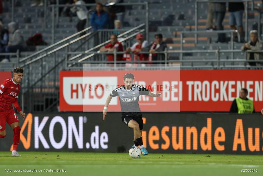 Edin Hyseni, sport, action, Würzburg, Saison 2023/2024, SVW, SV Wacker Burghausen, Regionalliga Bayern, Fussball, FWK, FC Würzburger Kickers, BFV, AKON Arena, 22.09.2023, 11. Spieltag - Bild-ID: 2380570