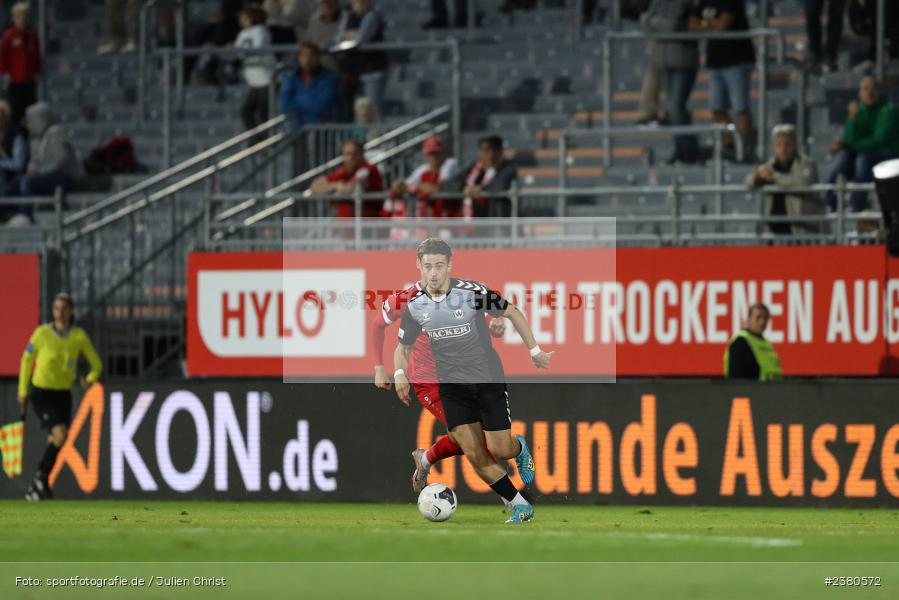 Edin Hyseni, sport, action, Würzburg, Saison 2023/2024, SVW, SV Wacker Burghausen, Regionalliga Bayern, Fussball, FWK, FC Würzburger Kickers, BFV, AKON Arena, 22.09.2023, 11. Spieltag - Bild-ID: 2380572