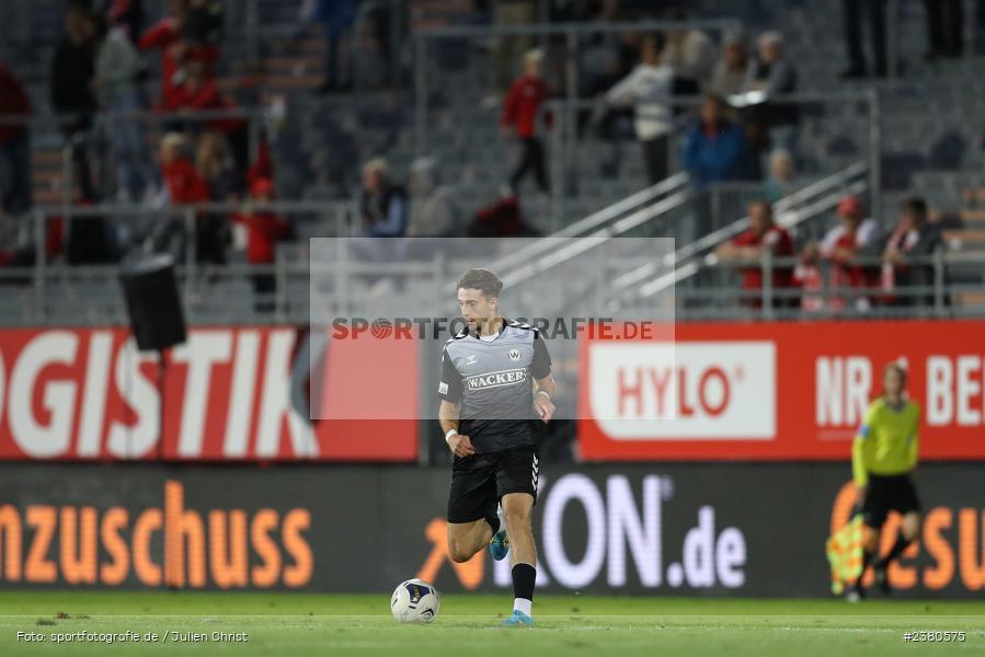 Edin Hyseni, sport, action, Würzburg, Saison 2023/2024, SVW, SV Wacker Burghausen, Regionalliga Bayern, Fussball, FWK, FC Würzburger Kickers, BFV, AKON Arena, 22.09.2023, 11. Spieltag - Bild-ID: 2380575