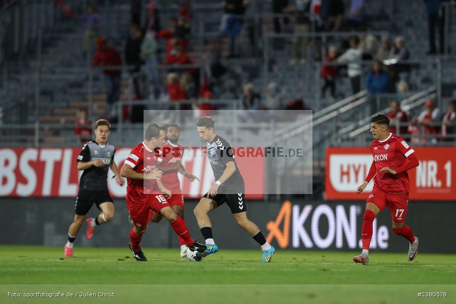 Edin Hyseni, sport, action, Würzburg, Saison 2023/2024, SVW, SV Wacker Burghausen, Regionalliga Bayern, Fussball, FWK, FC Würzburger Kickers, BFV, AKON Arena, 22.09.2023, 11. Spieltag - Bild-ID: 2380578