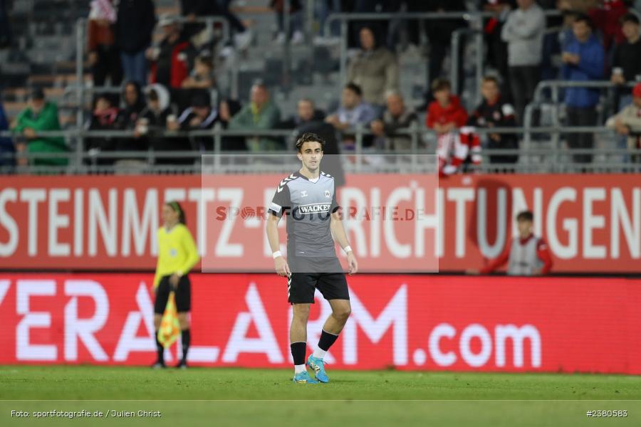 Edin Hyseni, sport, action, Würzburg, Saison 2023/2024, SVW, SV Wacker Burghausen, Regionalliga Bayern, Fussball, FWK, FC Würzburger Kickers, BFV, AKON Arena, 22.09.2023, 11. Spieltag - Bild-ID: 2380583
