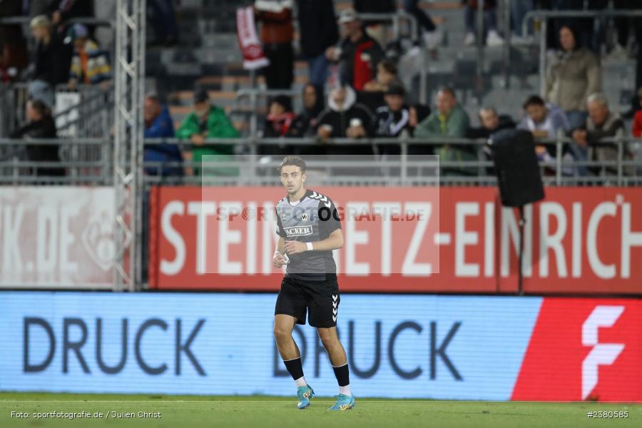 Edin Hyseni, sport, action, Würzburg, Saison 2023/2024, SVW, SV Wacker Burghausen, Regionalliga Bayern, Fussball, FWK, FC Würzburger Kickers, BFV, AKON Arena, 22.09.2023, 11. Spieltag - Bild-ID: 2380585