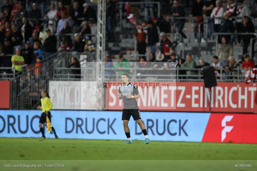 Edin Hyseni, sport, action, Würzburg, Saison 2023/2024, SVW, SV Wacker Burghausen, Regionalliga Bayern, Fussball, FWK, FC Würzburger Kickers, BFV, AKON Arena, 22.09.2023, 11. Spieltag - Bild-ID: 2380586